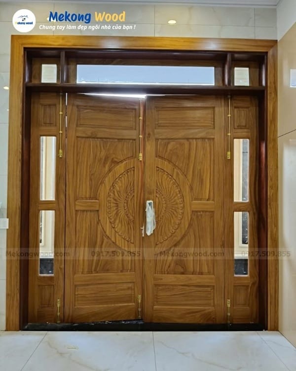 Mẫu cửa chính 4 cánh gỗ kết hợp kính ở 2 cửa phụ