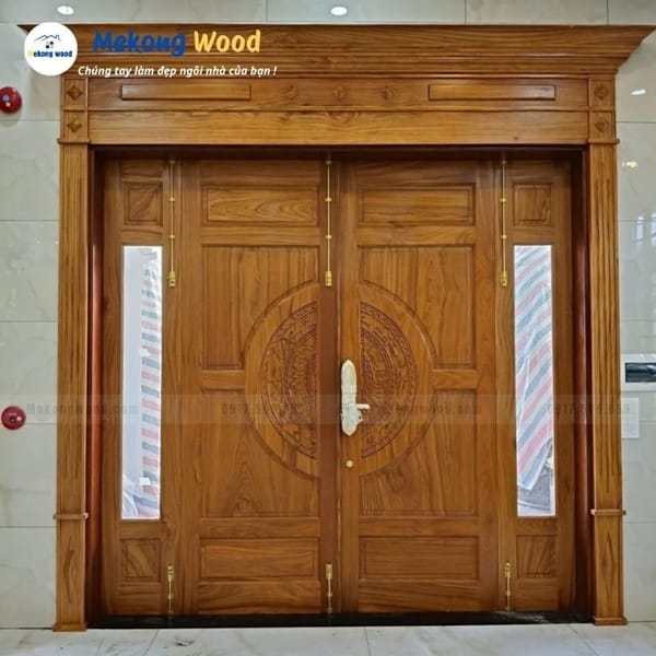 Cửa chính 4 cánh bằng gỗ đẹp, rộng rãi giúp tối ưu ánh sáng và không gian phòng khách.