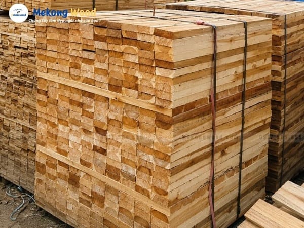 Hình ảnh gỗ tràm được xẻ thành những thanh gỗ