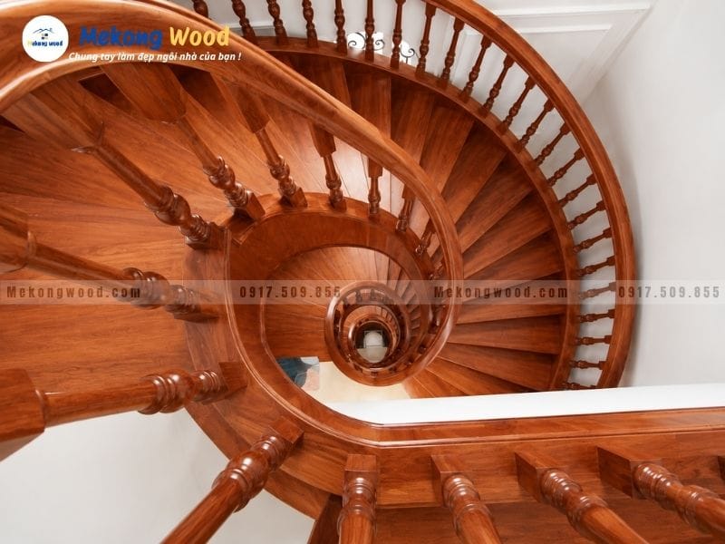 Hình ảnh cầu thang gỗ gõ đỏ sang trọng và đẳng cấp