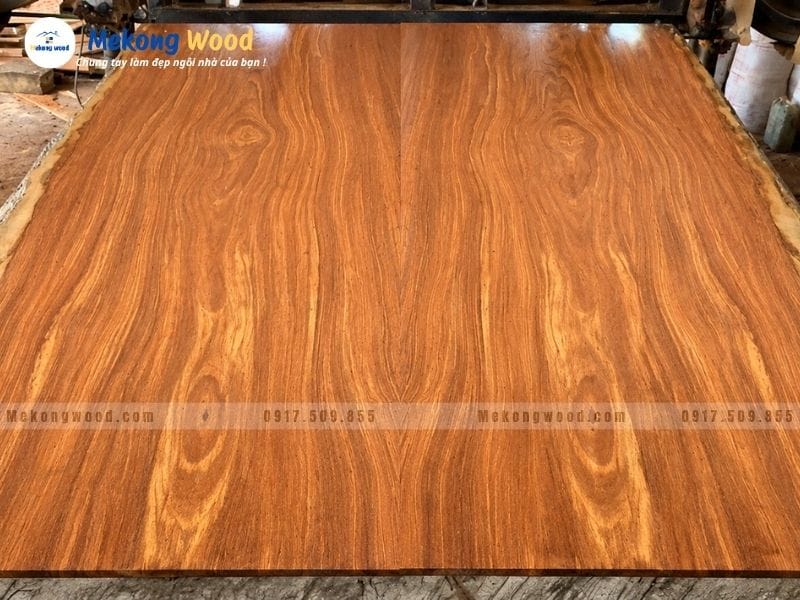 Hình ảnh cận cảnh màu sắc gỗ gõ đỏ tự nhiên