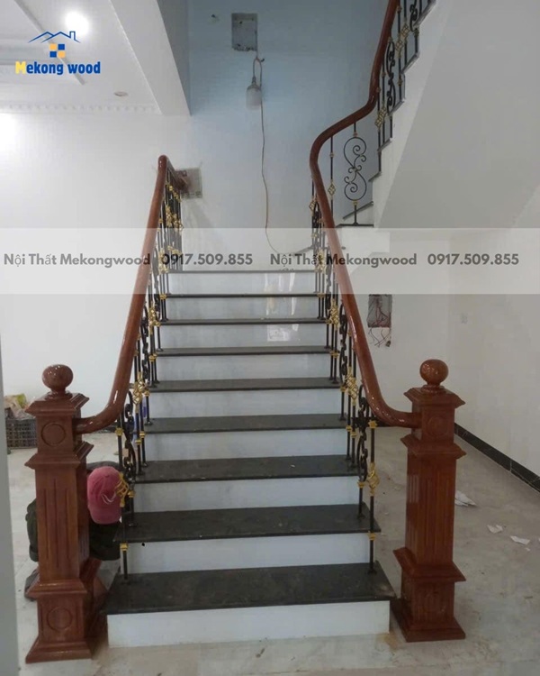 mẫu cầu thang sắt trụ gỗ
