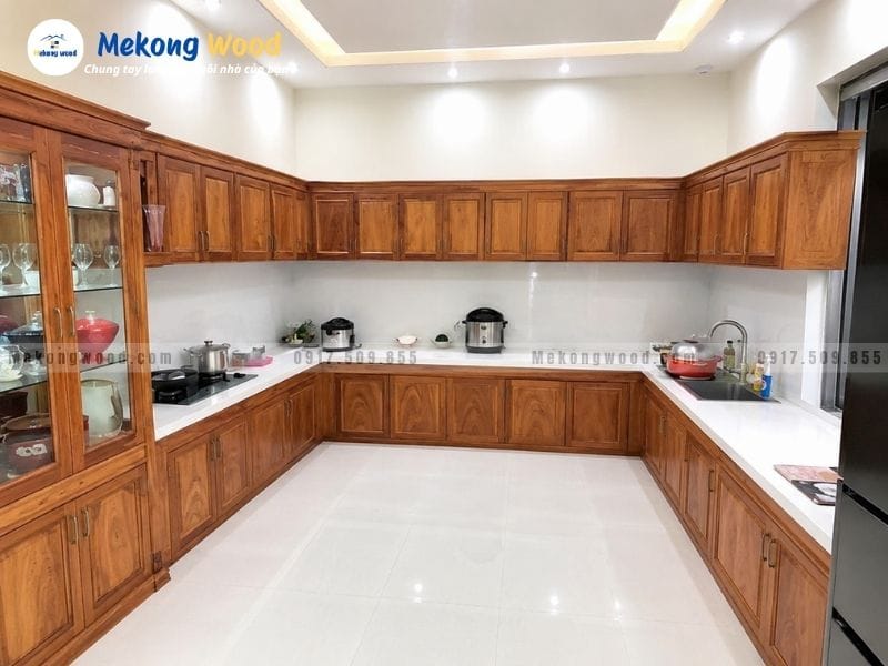Hình ảnh tủ bếp gỗ gõ đỏ sang trọng và đẳng cấp
