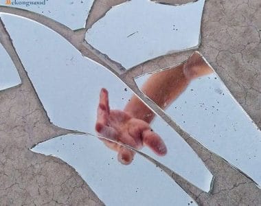 làm vỡ gương soi mặt có sao không ?