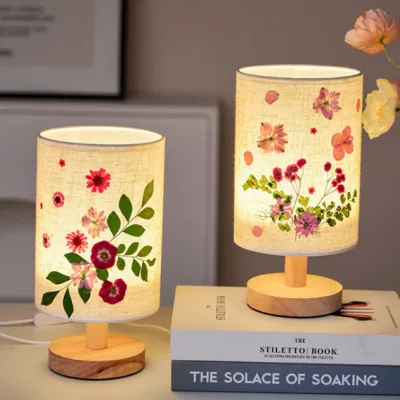 đèn để bàn decor với hoa văn thủ công