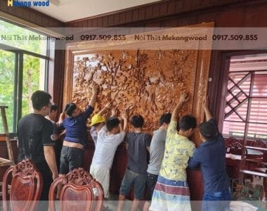 bàn giao và treo tranh gỗ đồng quê gỗ gõ đỏ