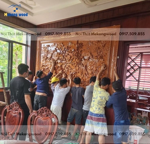 bàn giao và treo tranh gỗ đồng quê gỗ gõ đỏ