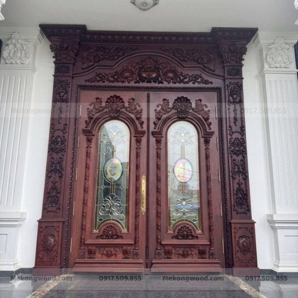 Hình ảnh cửa gỗ cổ điển kết hợp kính cường lực 2 cánh