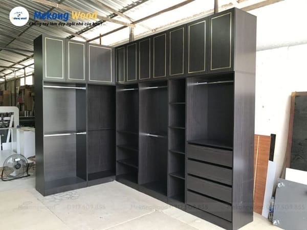 Hình ảnh thi công lắp ráp tủ quần áo tại xưởng