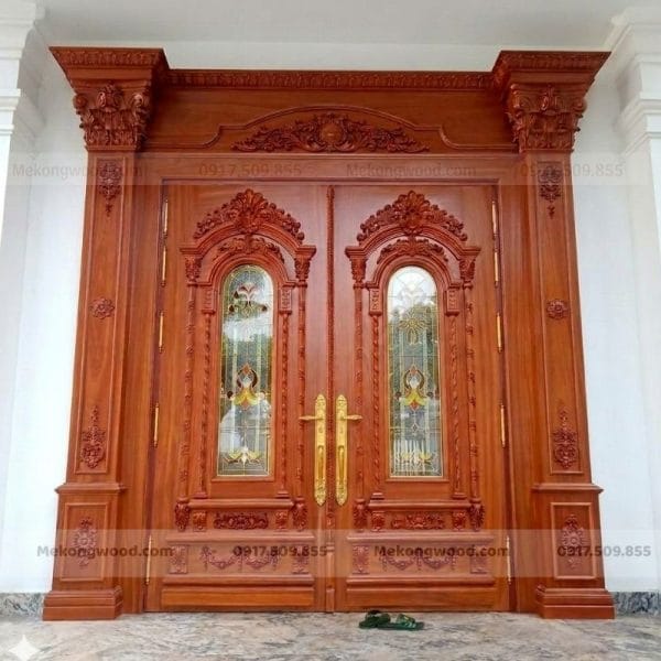 Hình ảnh mẫu cửa chính gỗ tân cổ điển kết hợp kính 