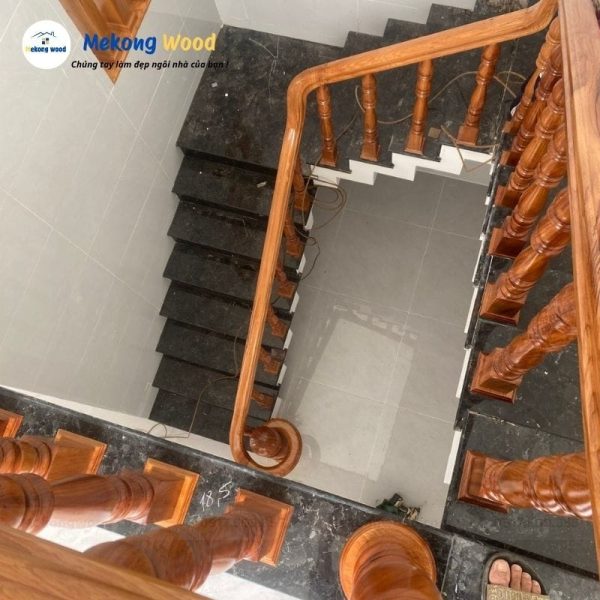 Mẫu cầu thang gỗ gõ đỏ