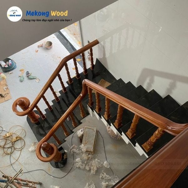 hình ảnh thi công lắp ráp cầu thang gỗ gõ đỏ Tây Ninh