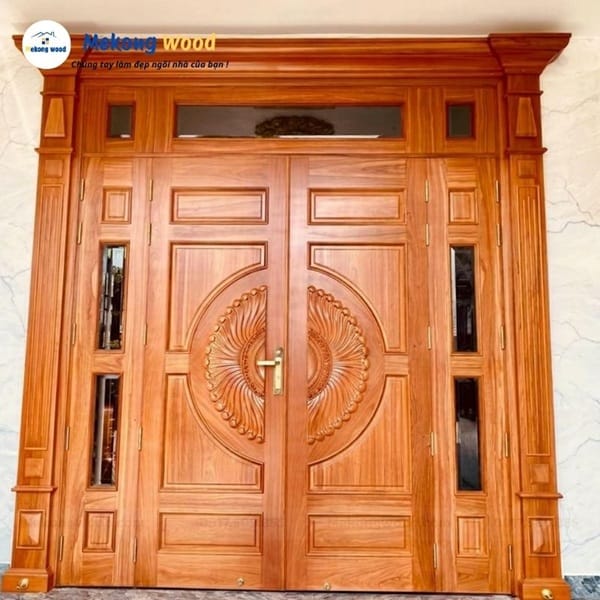 Hình ảnh cửa chính gỗ gõ đỏ nhà phố
