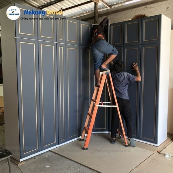 Hình ảnh  lắp ráp tủ quần áo tân cổ điển gỗ công nghiệp tại xưởng