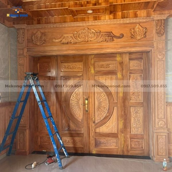 cửa chính 4 cánh gỗ gõ đỏ