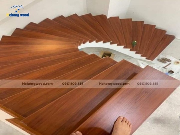 giá thi công mặt bậc cầu thang gỗ công nghiệp
