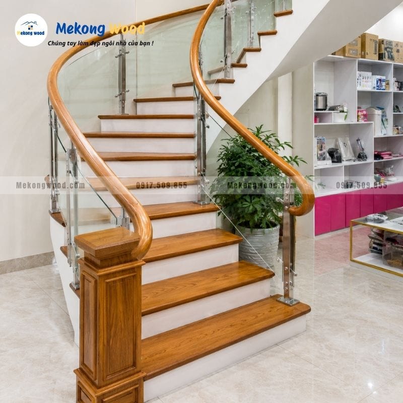 Hình ảnh mẫu cầu thang kính cường lực cong sang trọng