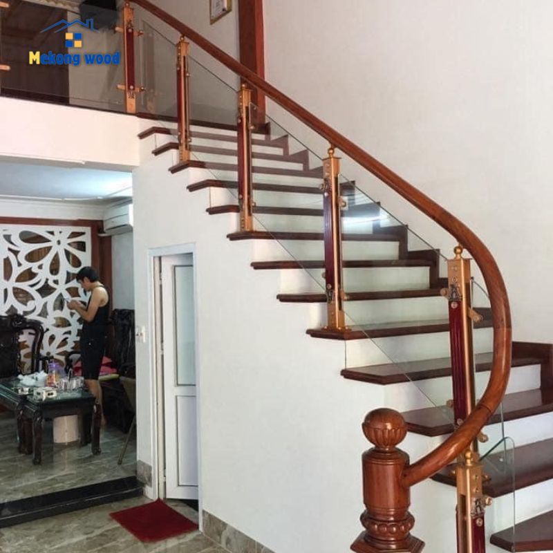 cầu thang kính với tay vin cong bằng gỗ