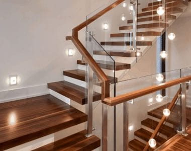 Cầu thang kính tay vịn gỗ vuông