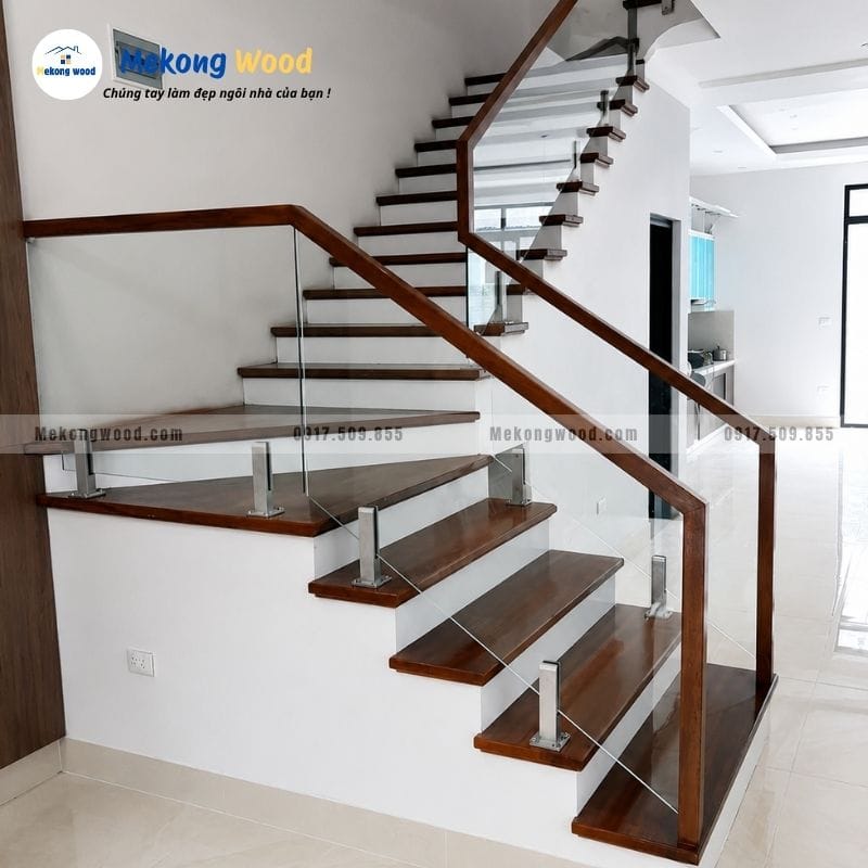 cầu thang kính tay vịn gỗ vuông