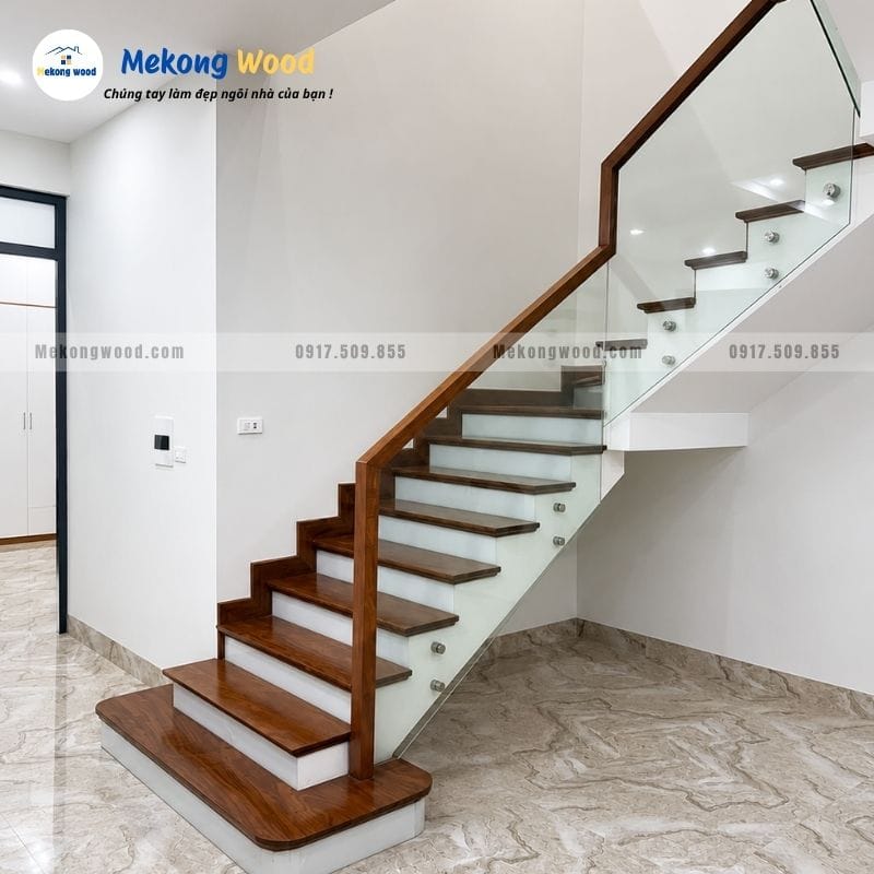 Hình ảnh cầu thang kính cường lực không trụ hiện đại