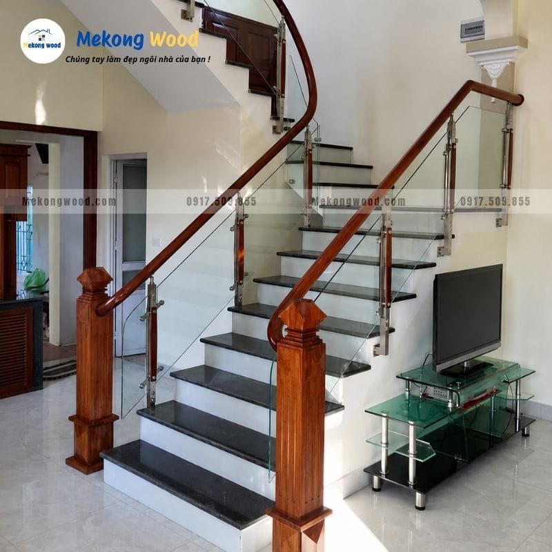 Hình ảnh cầu thang kính với tay vịn gỗ tròn và trụ vuông
