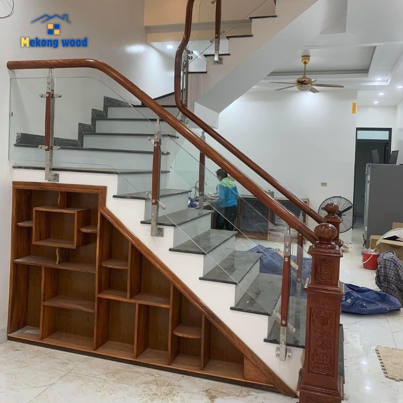 hình ảnh cầu thang kính cường lực với tay vịn gỗ và trụ gỗ
