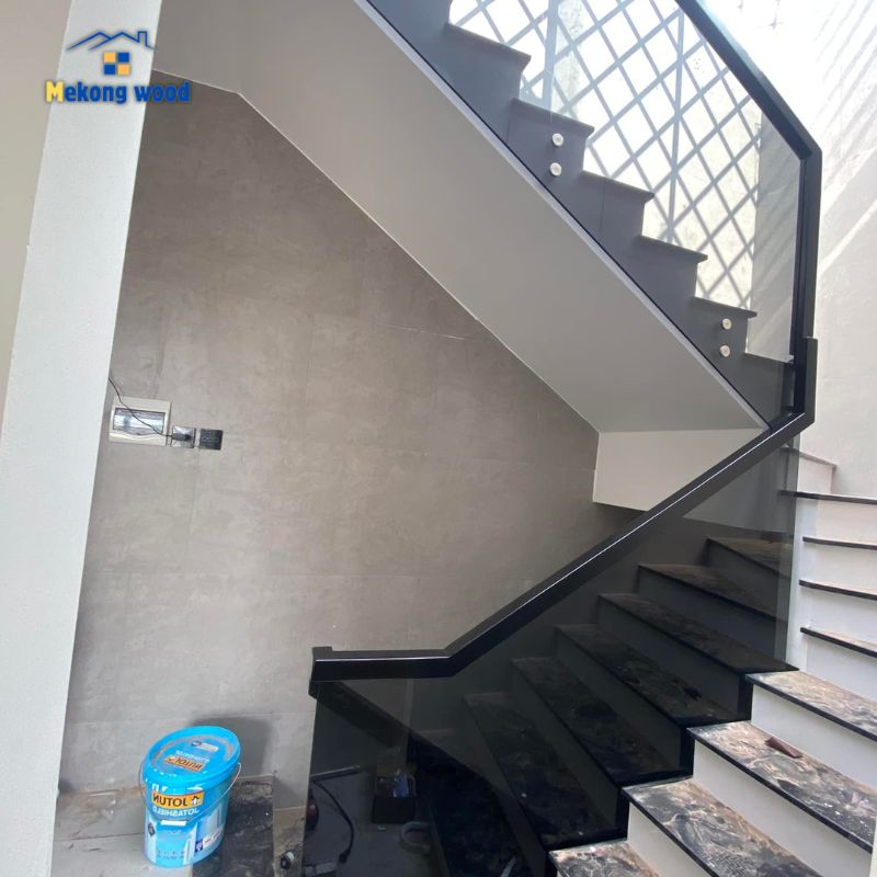 mẫu cầu thang kính cường lực tay vịn hộp vuông