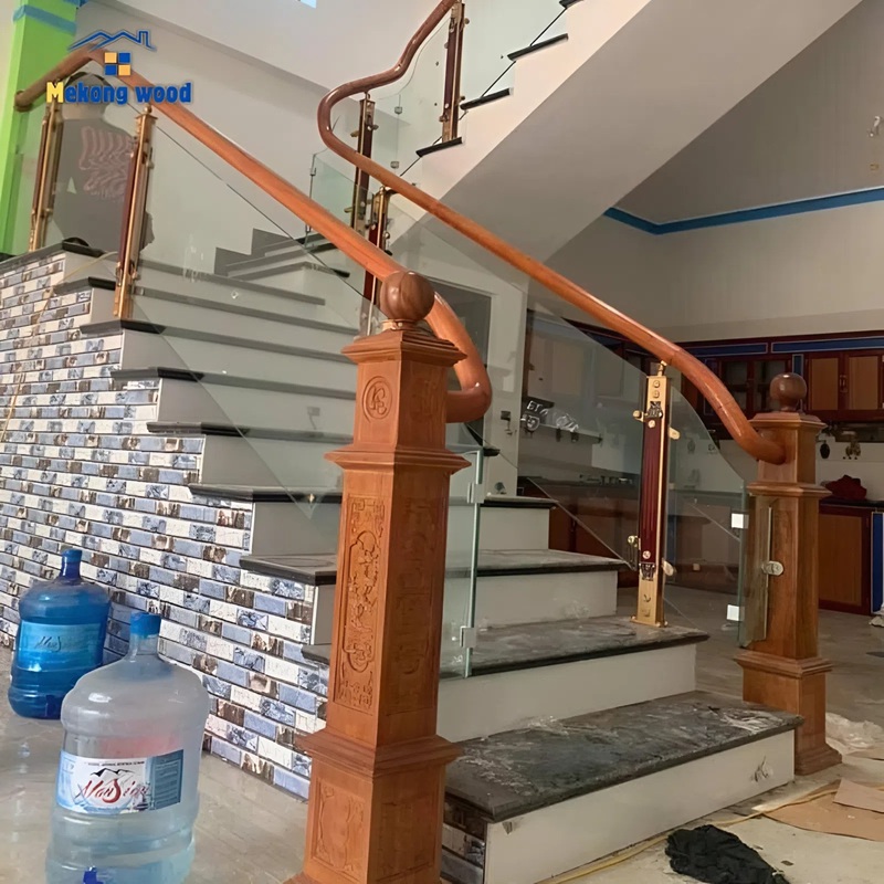 hình ảnh cầu thang kính cường lực và trụ gỗ