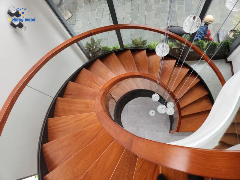 cầu thang xoắn ốc gỗ kết hợp kính