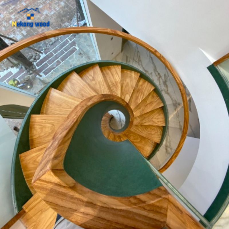 mẫu cầu thang xoắn ốc gỗ gõ đỏ kết hợp kính
