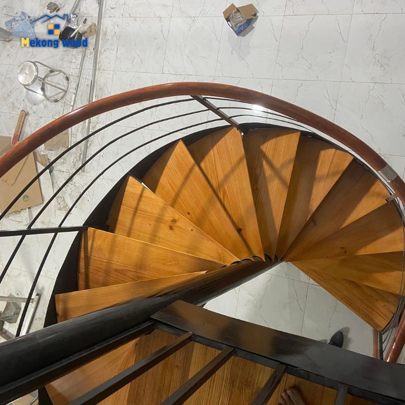 mẫu cầu thang xắn ốc nhỏ gọn hiện đại