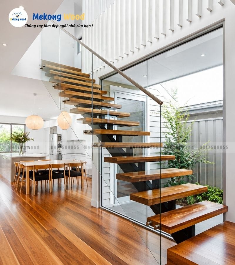 Thiết kế cầu thang xương cá với mặt gỗ tự nhiên nguyên khối