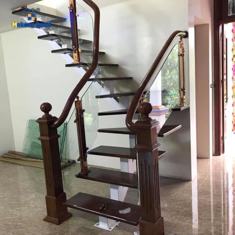 mẫu cầu thang xương cá có trụ là gỗ