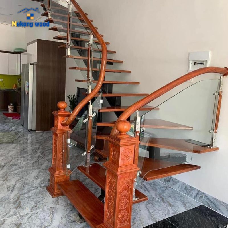cầu thang xương cá kết hợp kính và gỗ