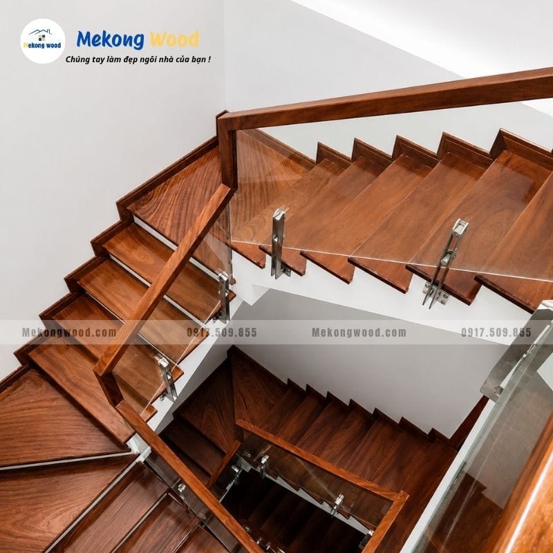 Hình ảnh cầu thang kính cường lực kết hợp tay vin gôc vuông