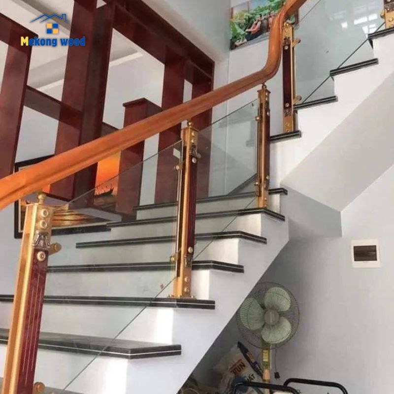 mẫu cầu thang kính cường lực tay vịn gỗ sang trọng