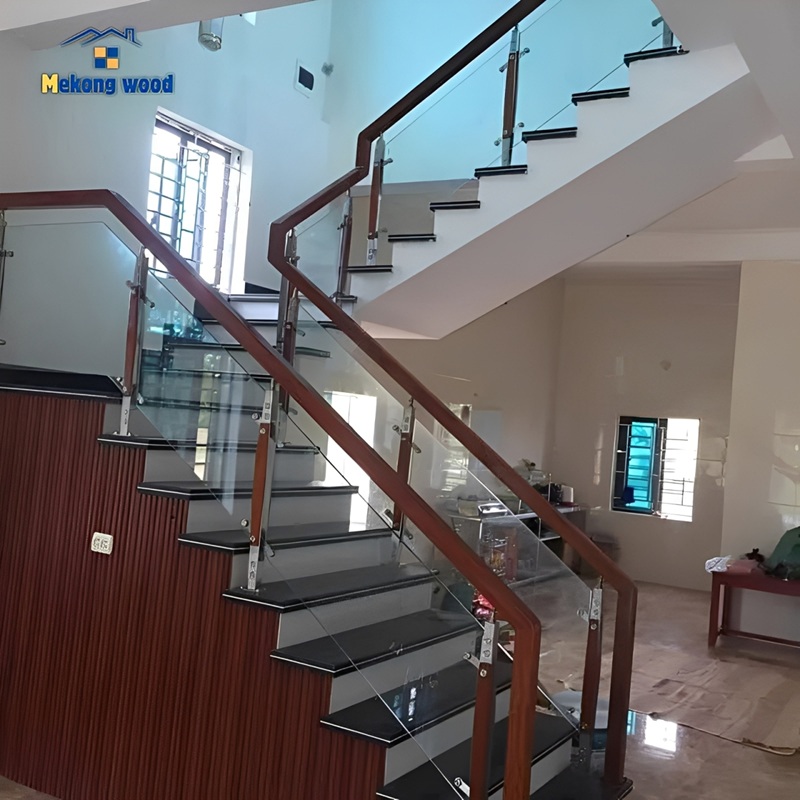 cầu thang kính cường lục 2 lợp an toàn