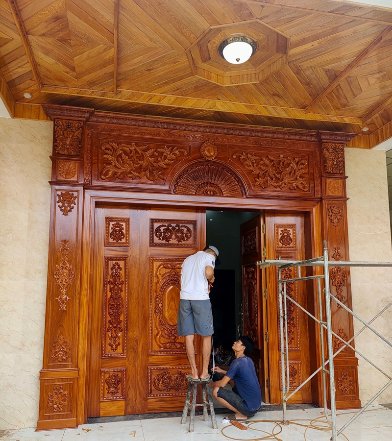 thi công ccoong trình cửa gỗ biệt thự tại Mekongwood