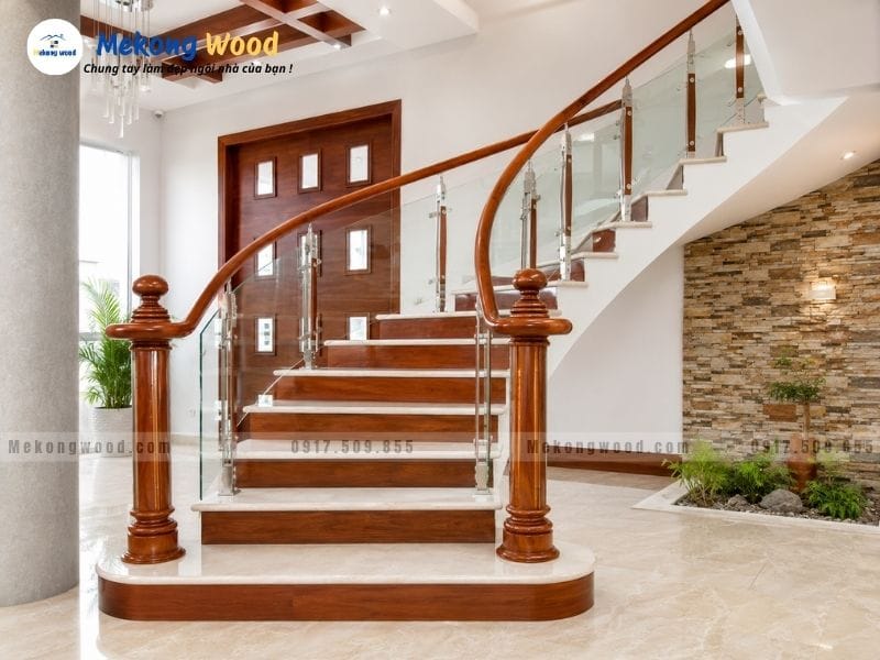 Mẫu cầu thang kính cong trụ gỗ tròn