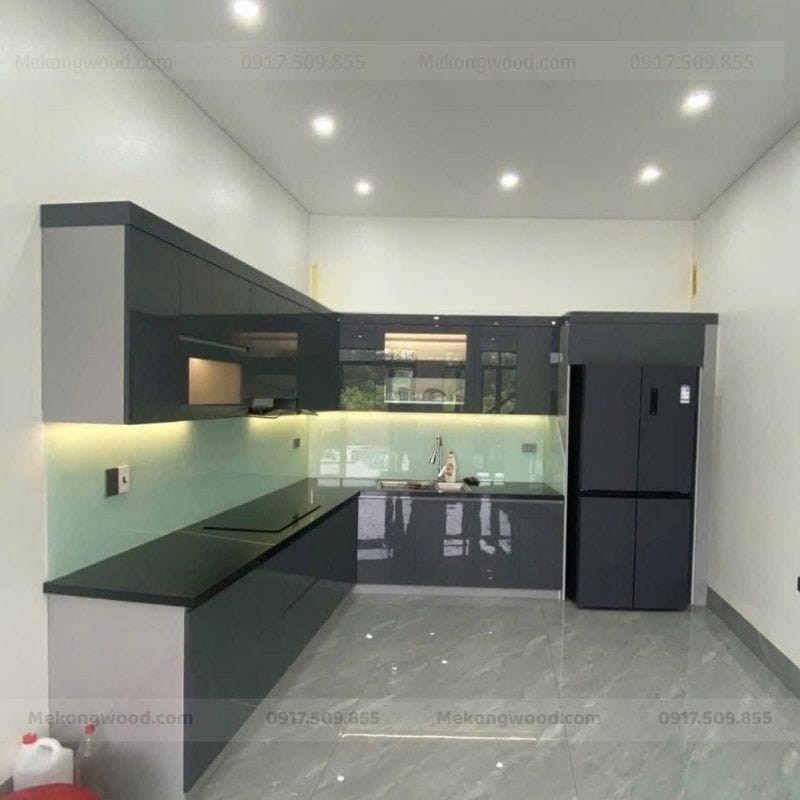 Mẫu tủ bếp nhựa phủ acrylic màu xám bóng gương