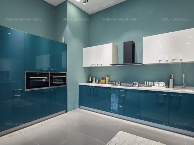 thiết kế mẫu tủ bếp phủ acrylic tone màu xanh ngọc và trắng
