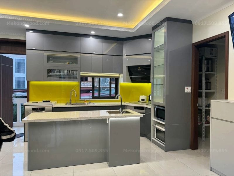 Thiết kế tủ bếp acrylic kịch trần có bàn đảo