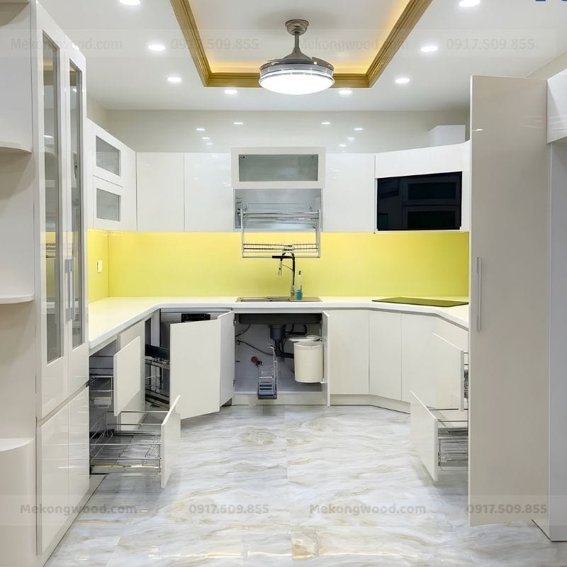 mẫu tủ bếp chữ U phủ acrylic dành cho căn hộ nhà phố
