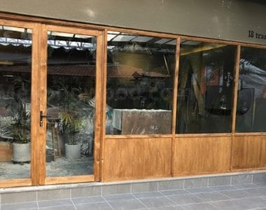 hình ảnh mẫu cửa gỗ kính sanh trọng và hiện đại