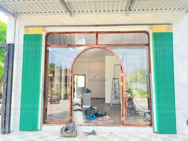 Mẫu cửa gỗ kính vòm cong hiện đại