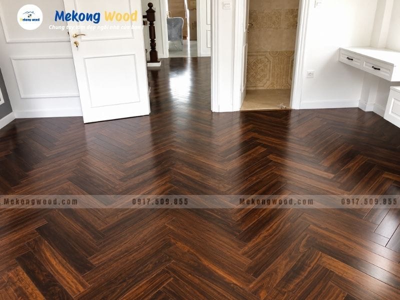 Hình ảnh sàn gỗ chiu liu gỗ tự nhiên lát kiểu xương cá