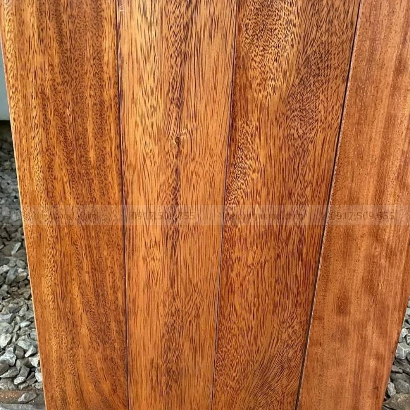 Chi tiết cận cảnh bề mặt sàn gỗ Lim chống trầy xước, chịu lực tốt