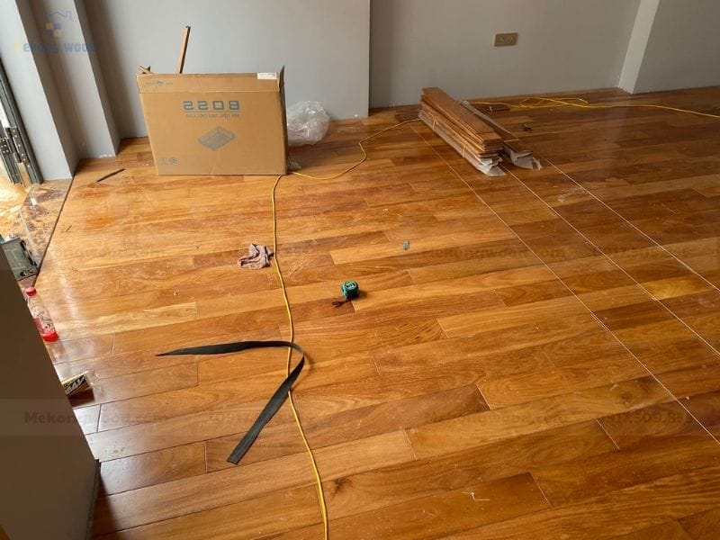 hình ảnh thi công sàn gỗ gõ đỏ do Mekongwood