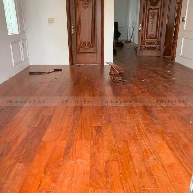 Không gian nội thất sang trọng với sàn gỗ Lim lát thẳng, bền màu